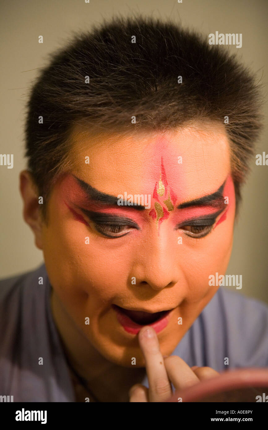 Peking-Oper-Darsteller Anwendung Make-up 15 Stockfoto