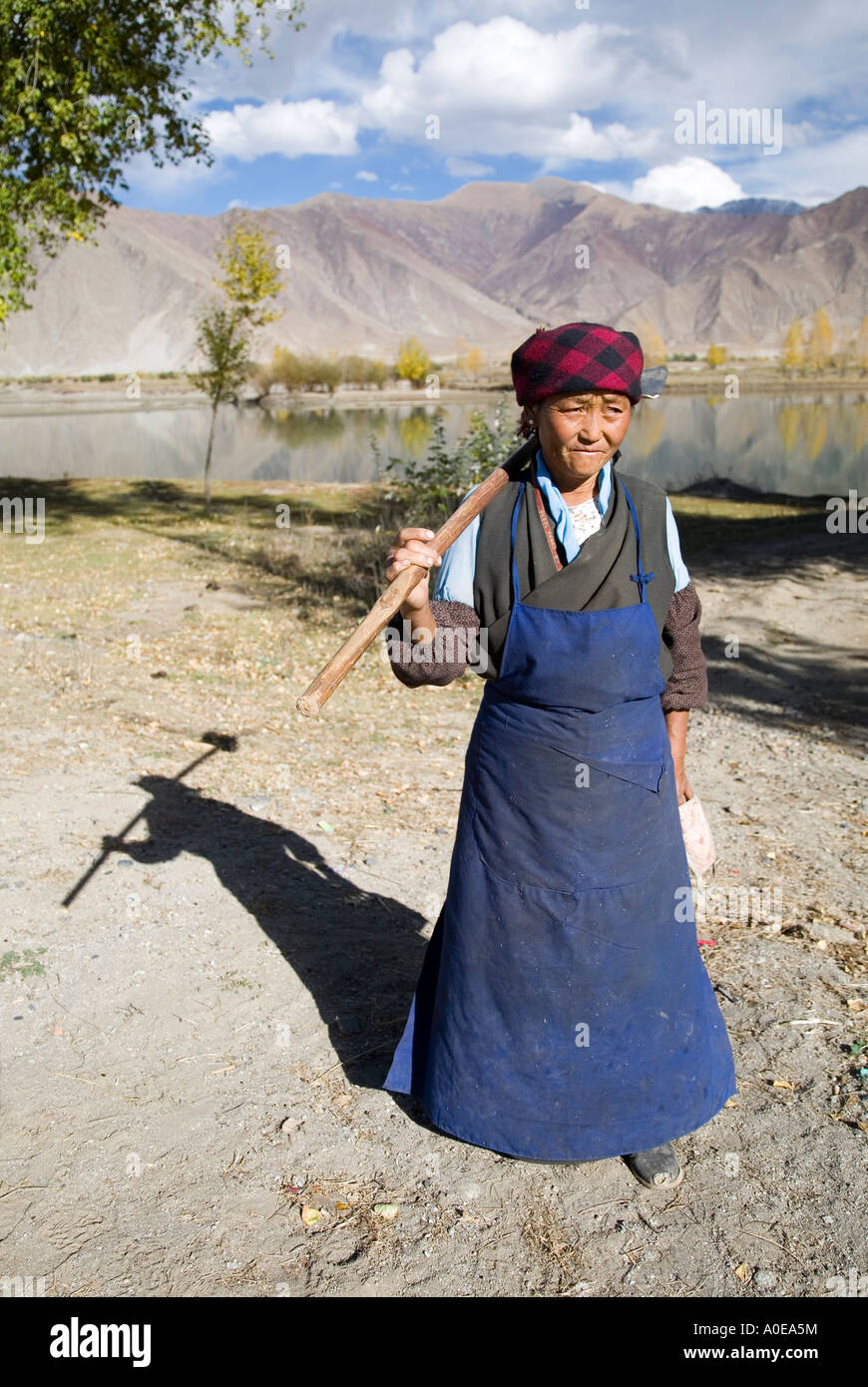 Bauer mit Hacke auf dem Weg nach Lhasa-Tibet Stockfoto