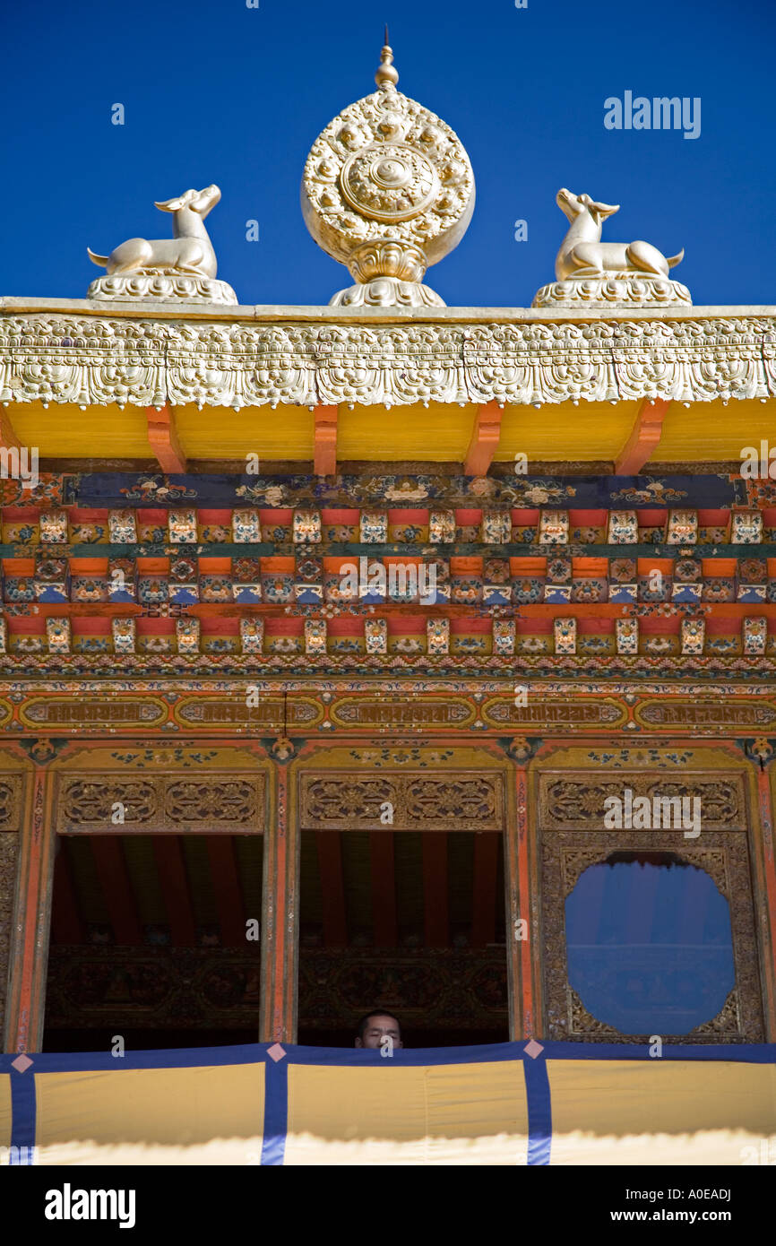 Mann am Fenster von ahnungslos Sommer Palast Lhasa Stockfoto