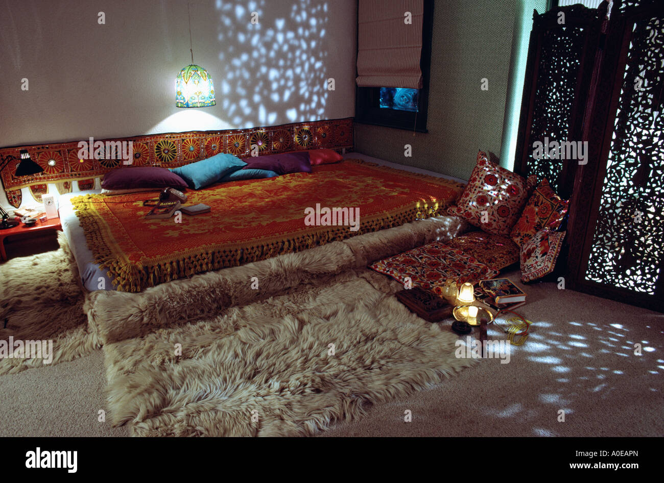 Schaffell Teppich und Orange Sofa 70er Jahre Schlafzimmer Stockfotografie -  Alamy