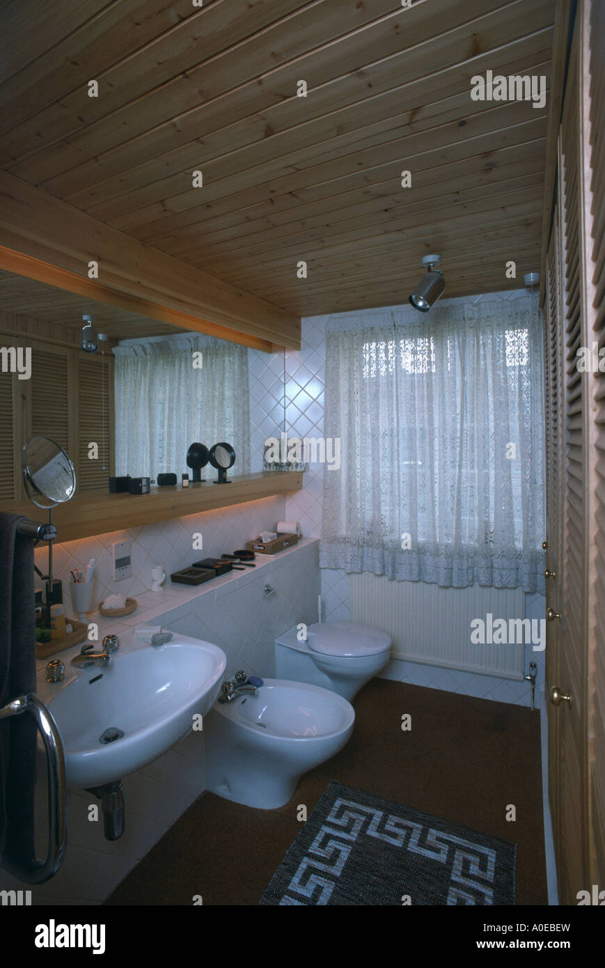 70er Jahre Badezimmer mit Kiefer Decke Stockfotografie - Alamy