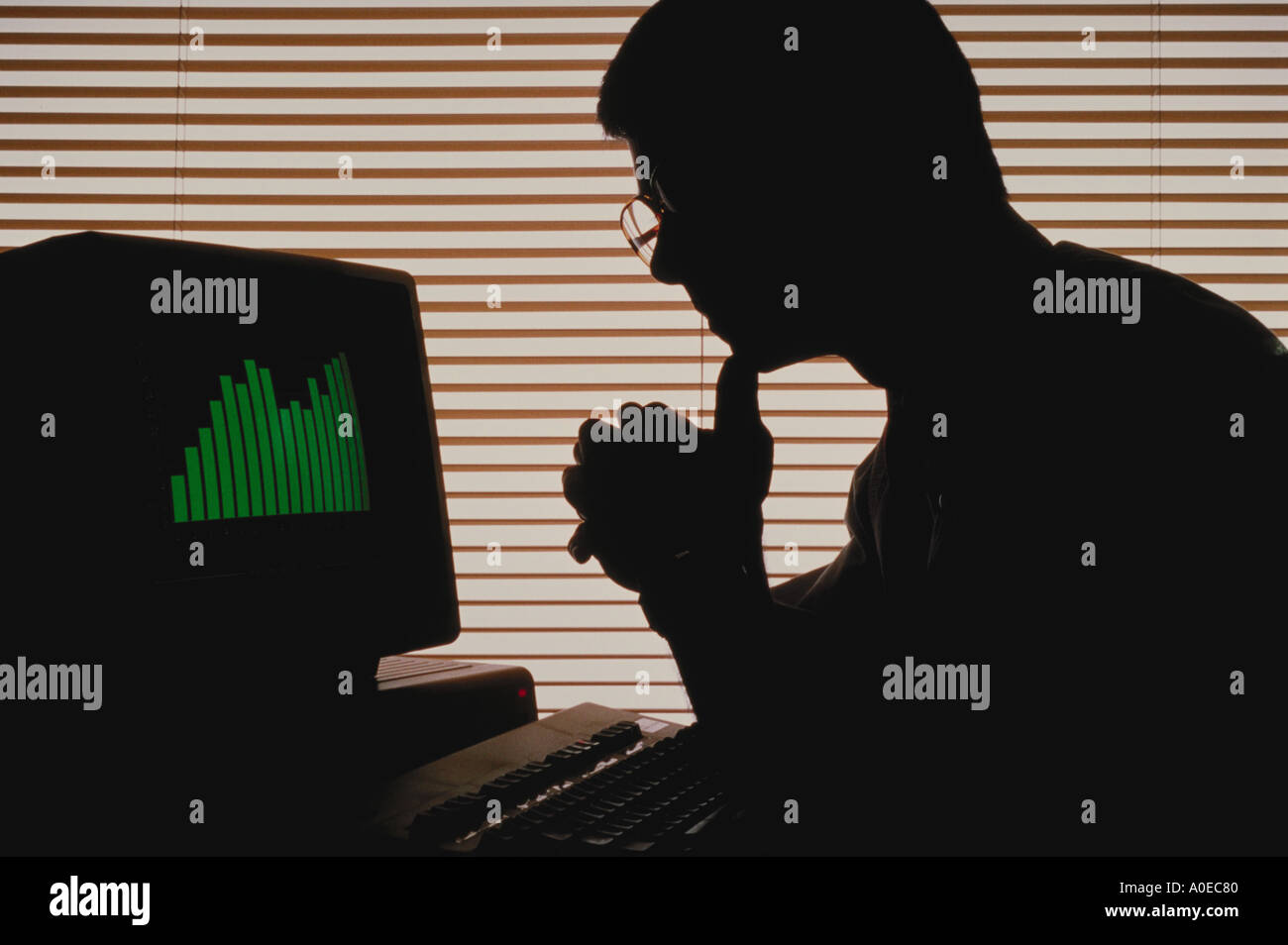 Silhouette der Mann, der am Computer arbeitet Stockfoto