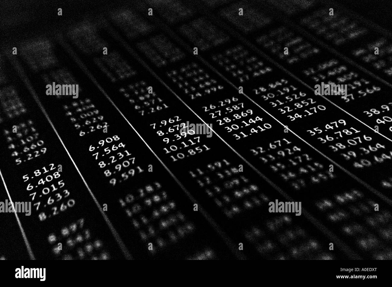 Statistisches Datenblatt selektiven Fokus in schwarz / weiß Stockfoto