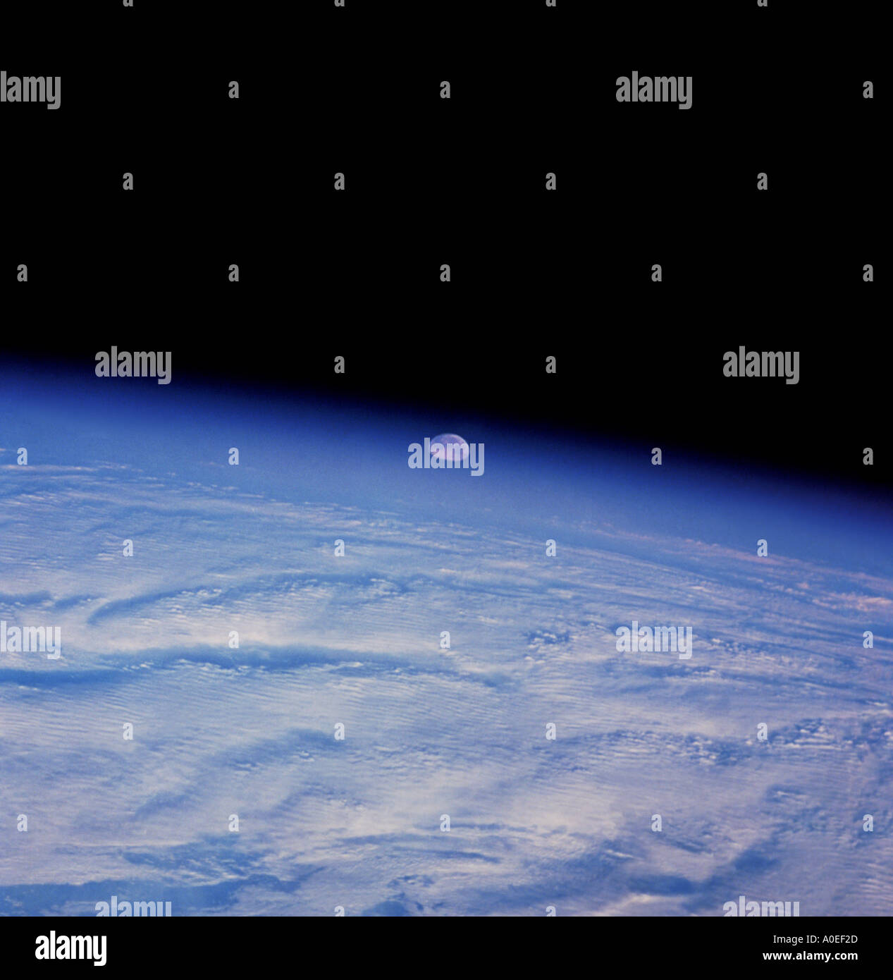 Mondaufgang aus dem Weltraum Stockfoto