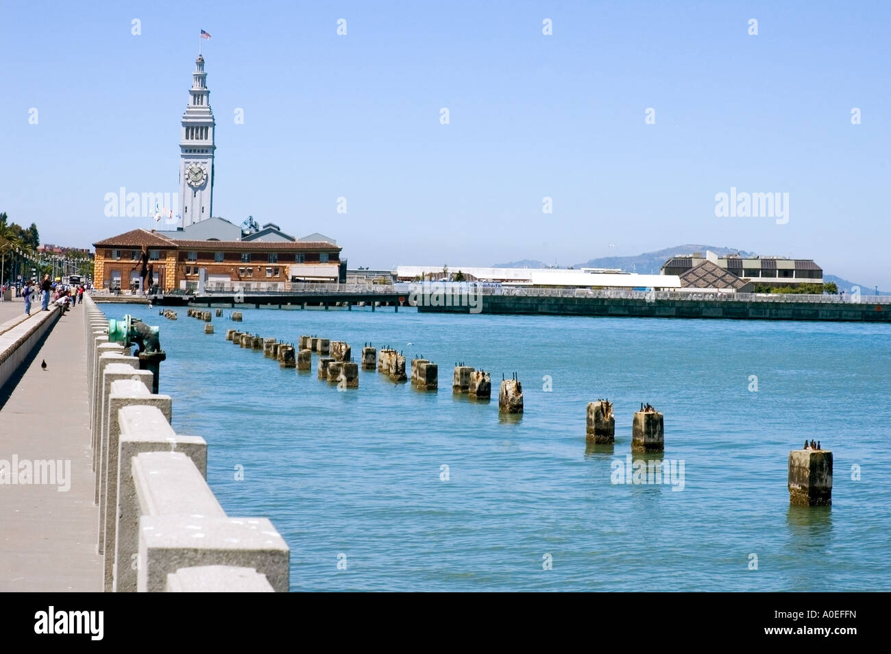 Ferry Building, San Francisco CA USA, ein Terminal für Fähren, die über die Bucht von San Francisco fahren, und ein Lebensmittelmarkt. Stockfoto