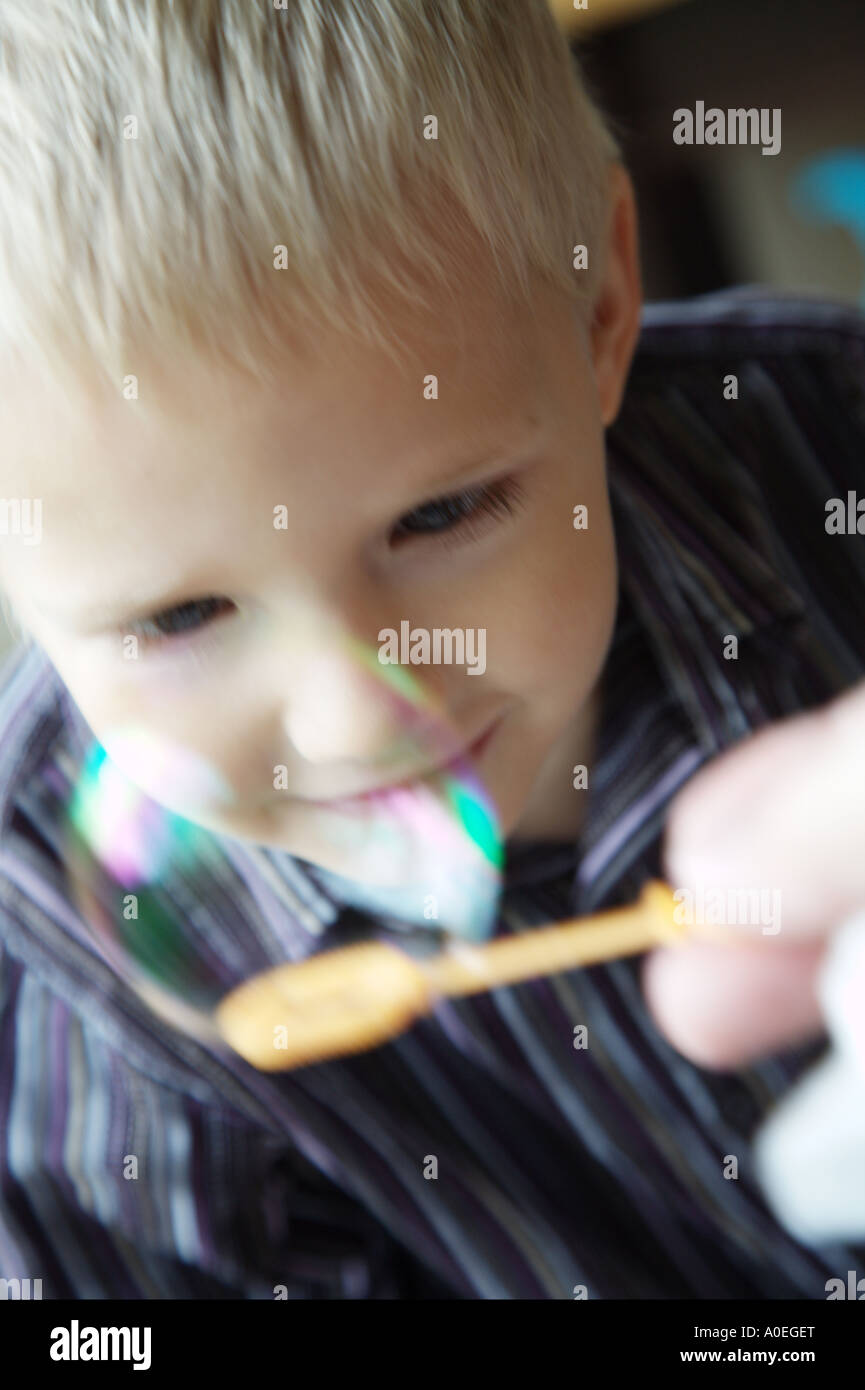 kleiner Junge beobachten Blase Stockfoto