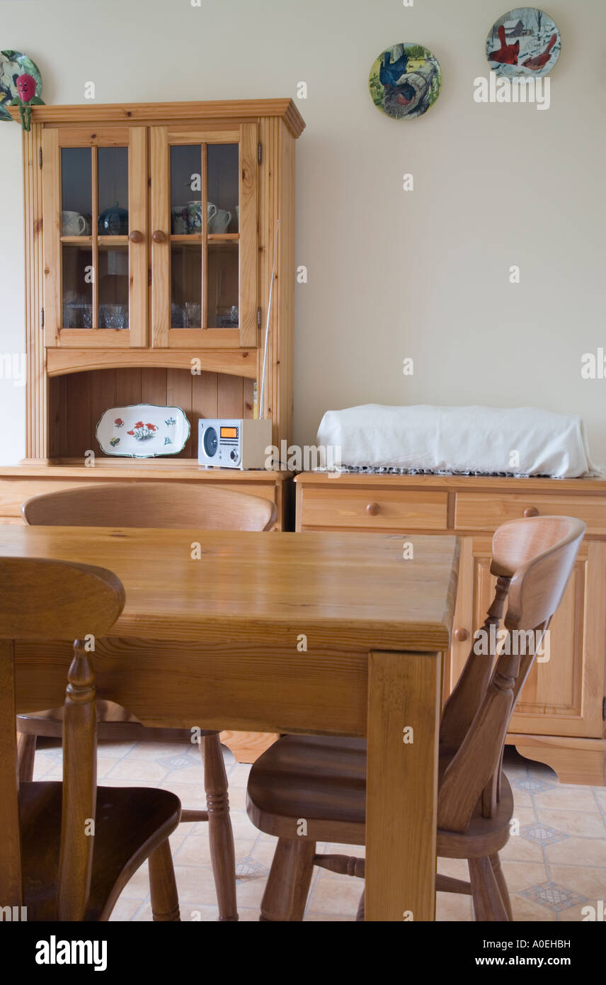 Kiefer Holz Möbel Tisch Stühle Glasfront Kabinett in modernen Küche UK Stockfoto
