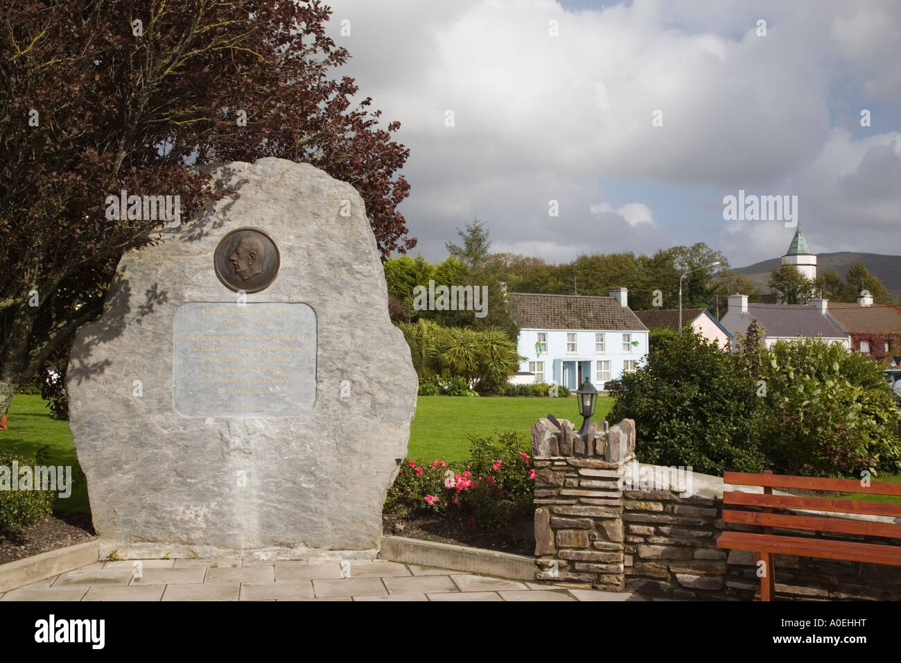 Sneem Co Kerry Irland Irland Stein Skulptur zum Gedenken an Besuch des französischen Präsidenten General Charles De Gaulle Stockfoto