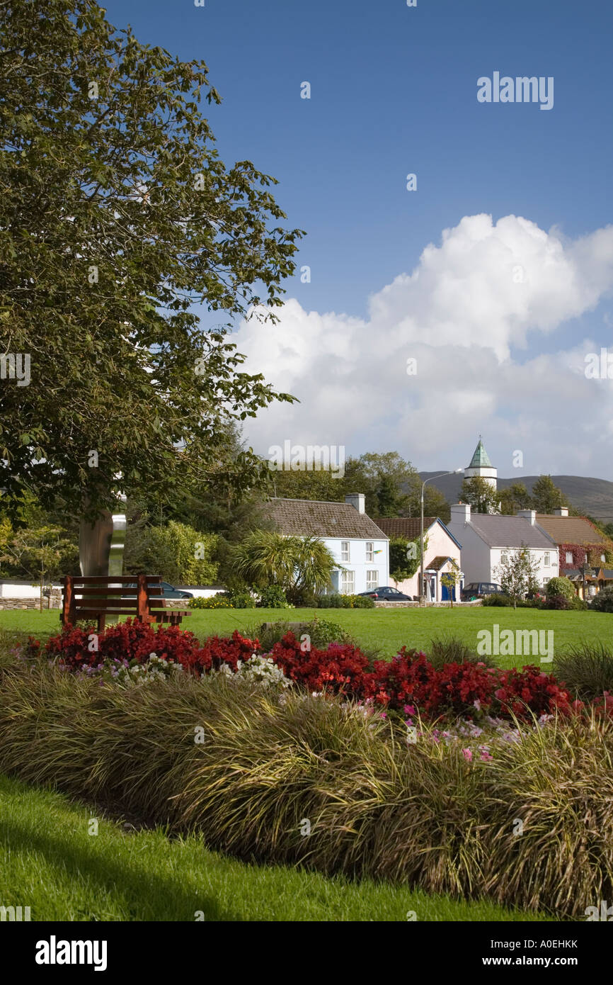 Sneem County Kerry Irland Irland North Square Dorfanger mit traditionellen Hütten Kirche Spire und Hügel Stockfoto