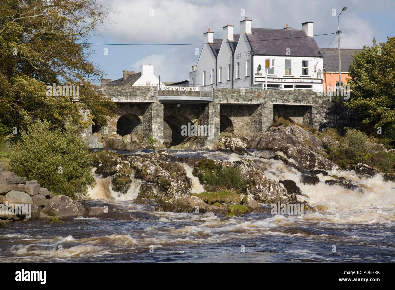 Sneem Fluss unter der Brücke im Ortszentrum am "Ring of Kerry" Sneem County Kerry Irland Irland Südeuropa Stockfoto