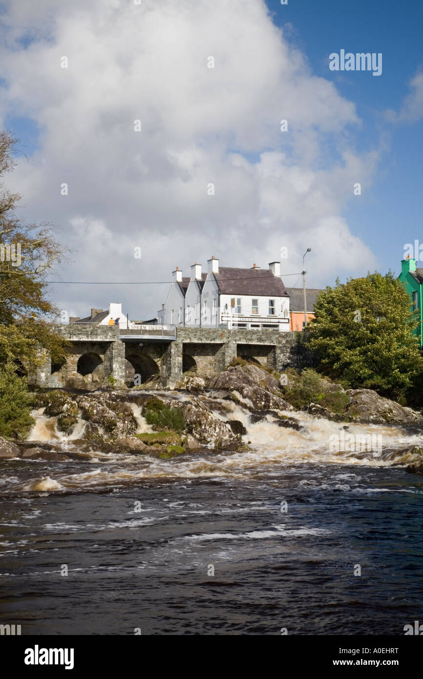 Sneem Fluss unter der Brücke im Ortskern auf "Ring of Kerry" Strecke Sneem Co Kerry Irland Stockfoto