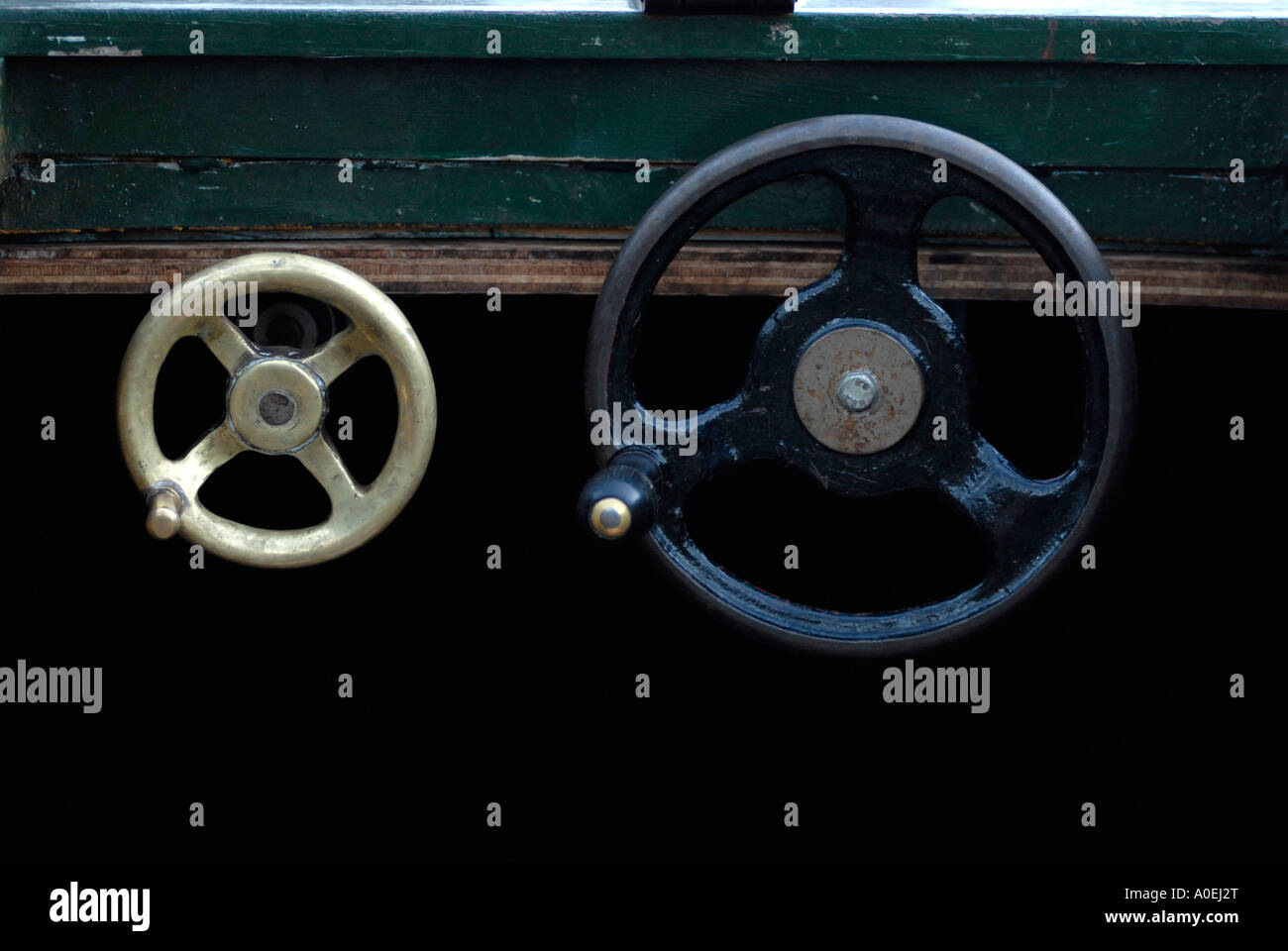 Lenkräder auf einem Narrowboat Grand Union Canal UK Stockfoto