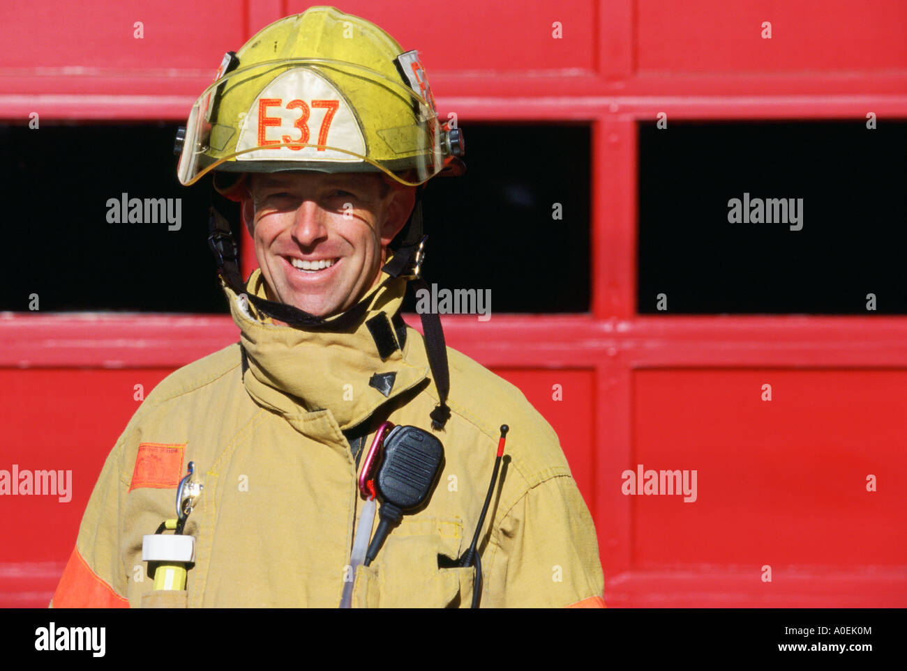 Porträt des Lächelns männlichen Feuerwehrmann in Schutzausrüstung Stockfoto