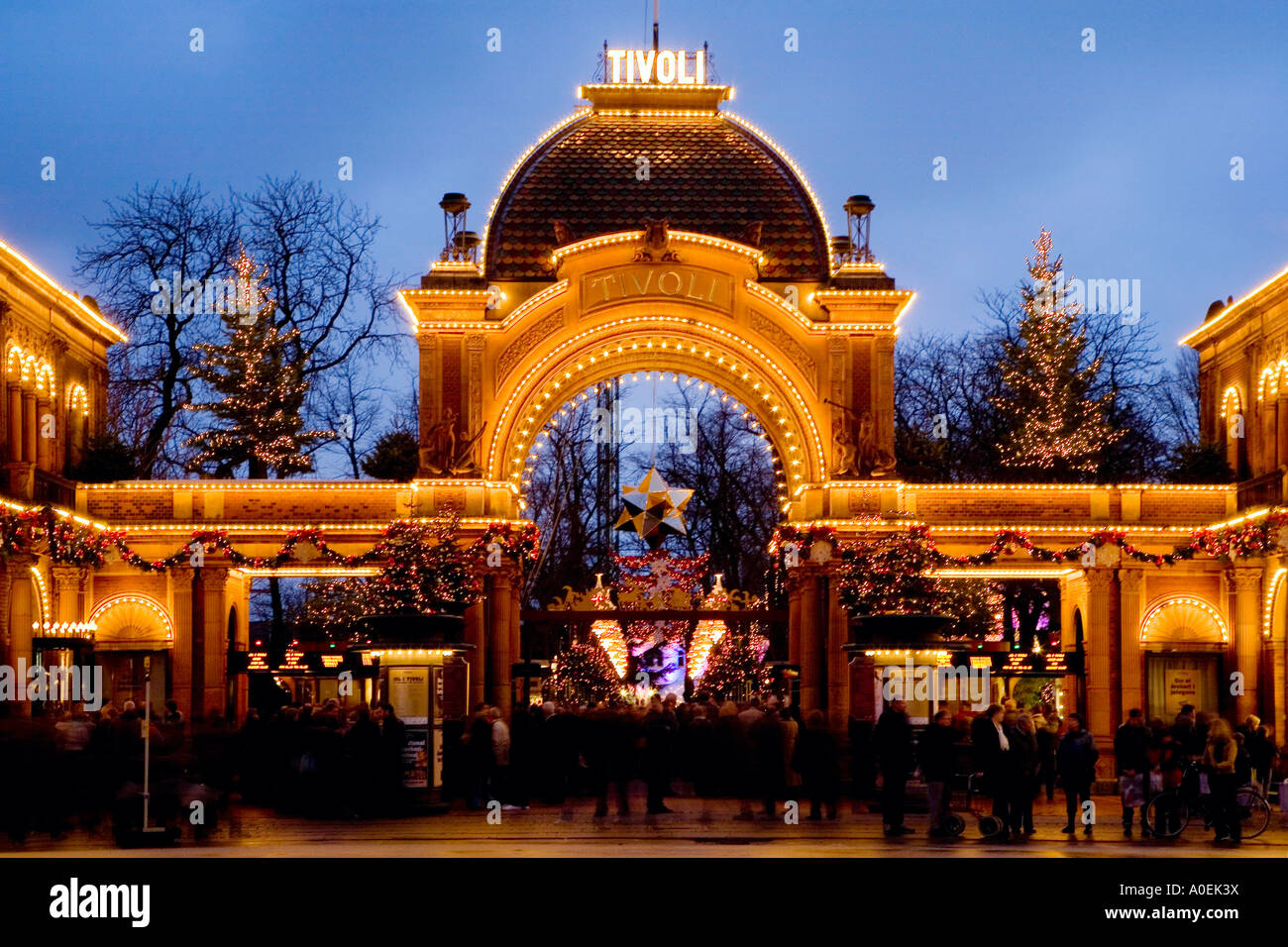 Weihnachten gekleidet Eingang zum Garten Tivoli in Kopenhagen Stockfoto