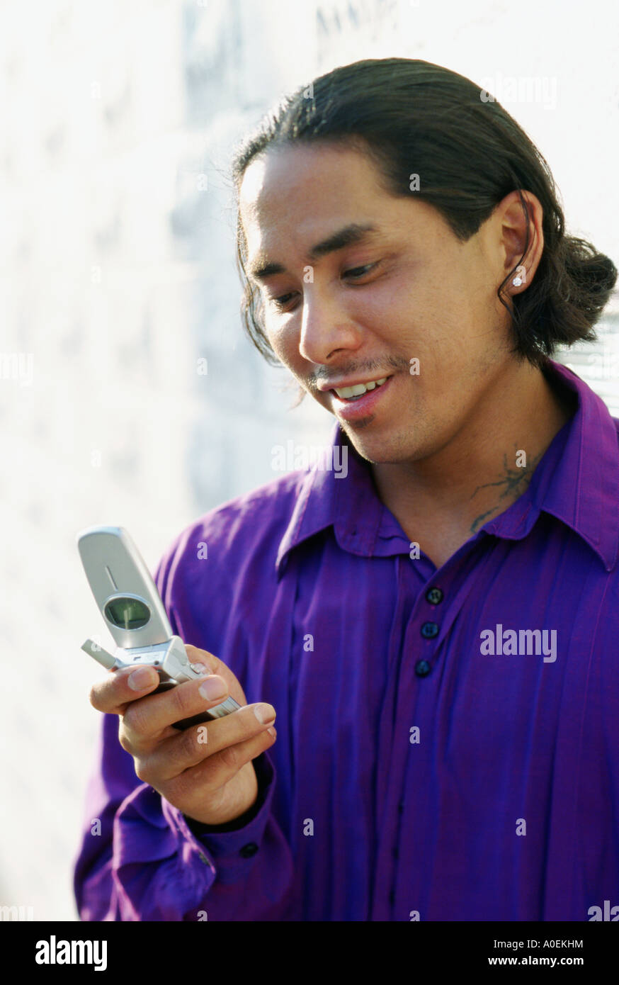 Porträt von glücklicher junger Mann mit Handy Stockfoto