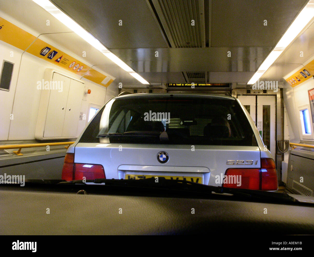 Im Inneren der Shuttle, der Zug, der Autos mit Passagieren durch den Kanaltunnel zwischen England und Frankreich trägt Stockfoto