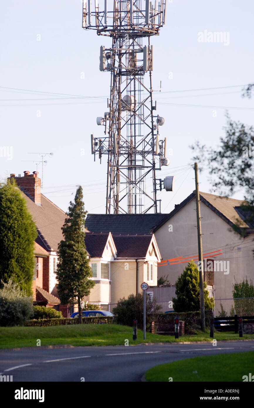 Ein Handy-Mast neben Häusern am Romsley Worcestershire UK Stockfoto