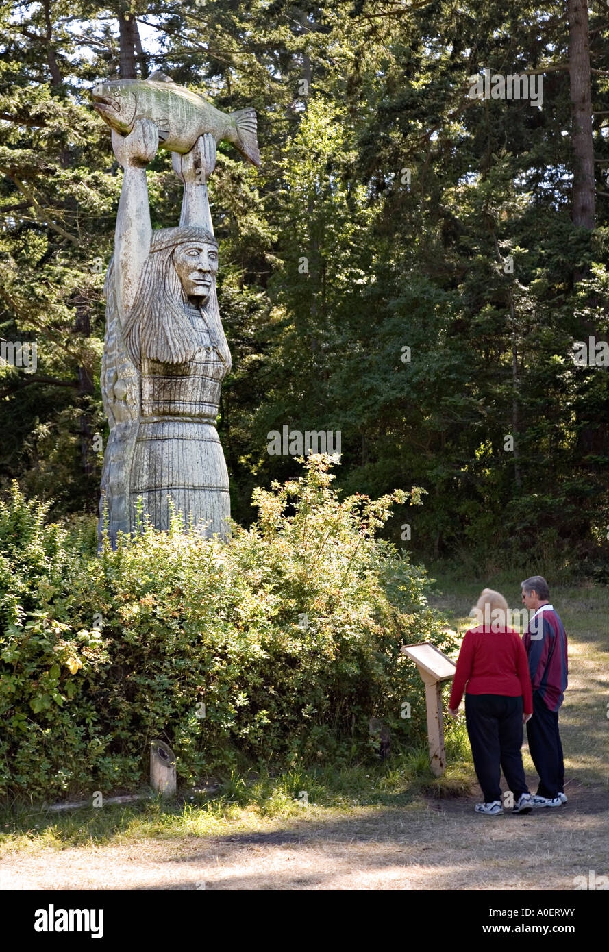 Menschen mit geschnitzten Holzfigur Teil Sami indische Deception Pass Staat Washington state USA Stockfoto