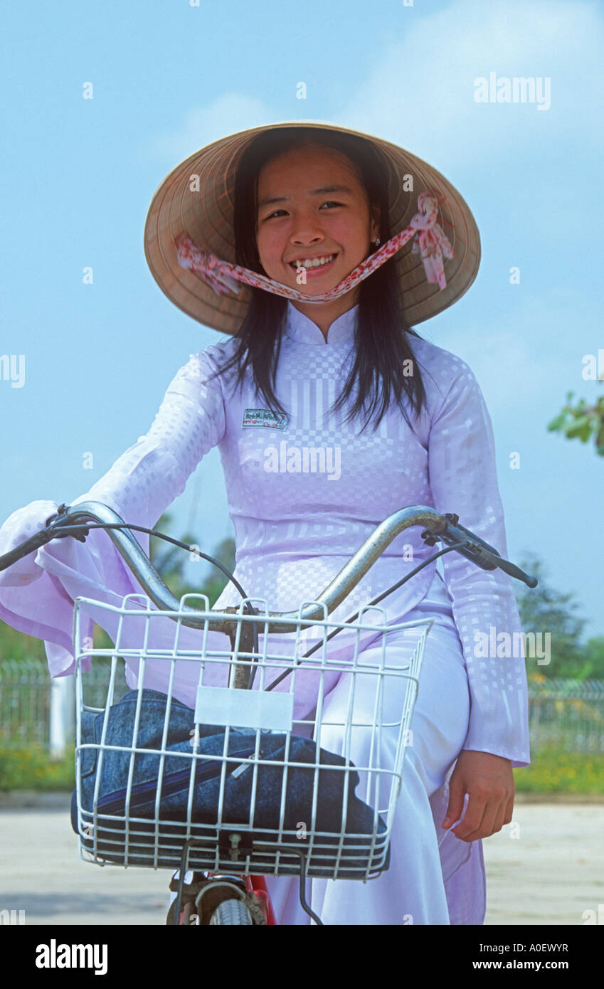 Frau auf Fahrrad tragen Ao Dai Kleid Hue, Vietnam Stockfoto