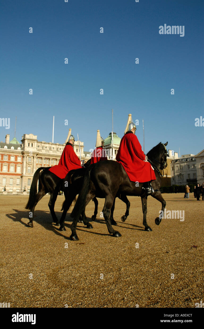 Drei Soldaten in zeremonielle Tracht auf dem Pferderücken auf das Ändern der Wachablösung in Horse Guards Parade, London Stockfoto