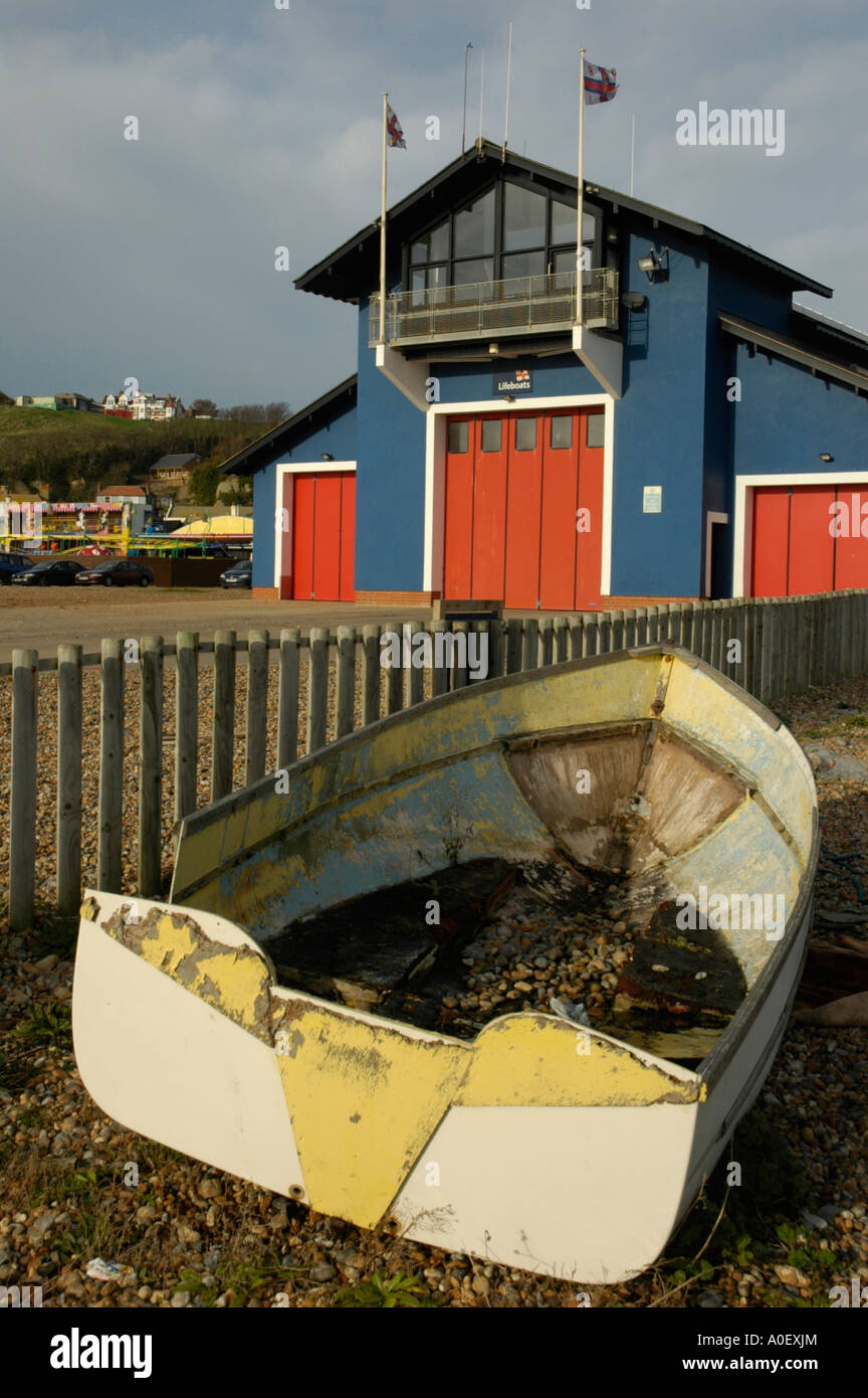 Hastings RNLI Lifeboat Station mit verlassenen zerstörten Boot im Vordergrund der Stade Hastings Sussex England Stockfoto