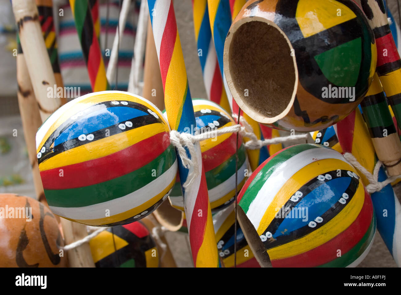 Traditionelle bunte Berimbaus (Musikinstrument), Salvador da Bahia, Brasilien Stockfoto