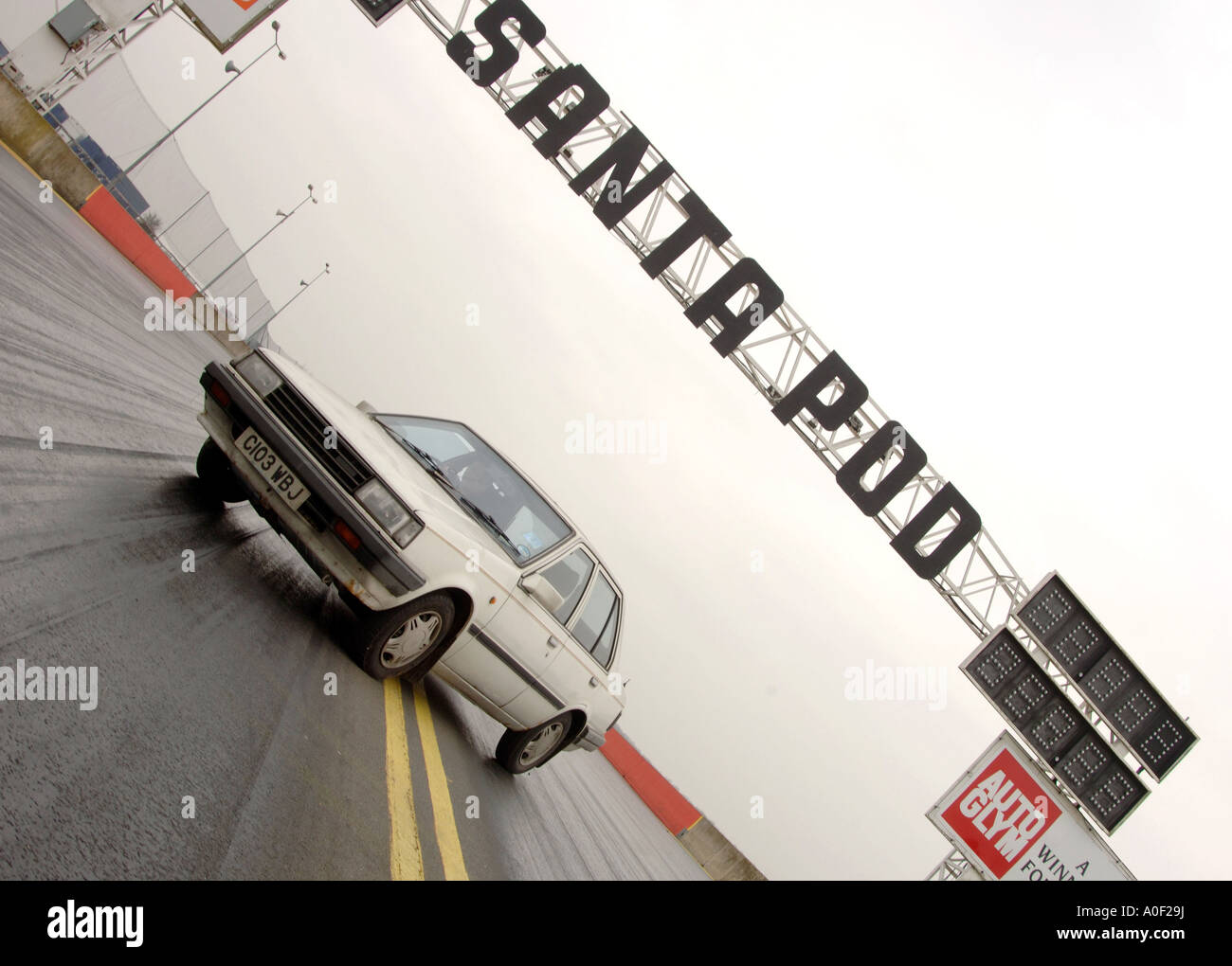 Ironische Bild abgenutzt Nissan Sunny B11 auf Santa Pod Drag Racing Streifen Stockfoto