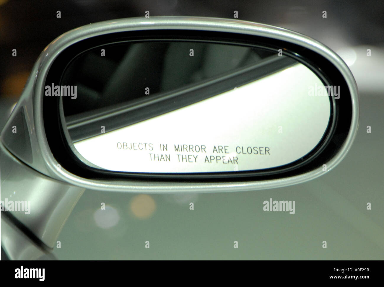 Rückspiegel mit Text der Warnung, die Objekte im Spiegel näher