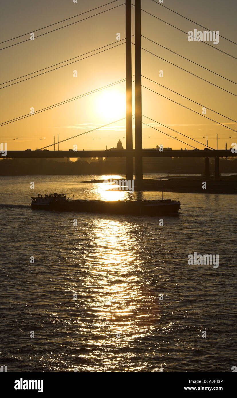 Rheinknie Hängebrücke und Media Port Tower Rhein Rhein Düsseldorf