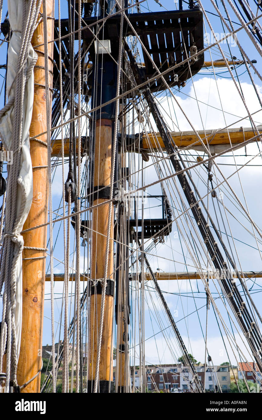 Masten und Takelage von The Grand Turk angedockt in Whitby North Yorkshire Stockfoto