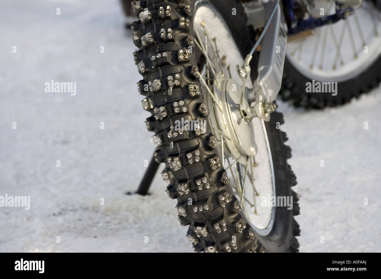 Landschaftsbild von Nieten Motorrad Reifen für Rennen auf Eis verwendet. Stockfoto