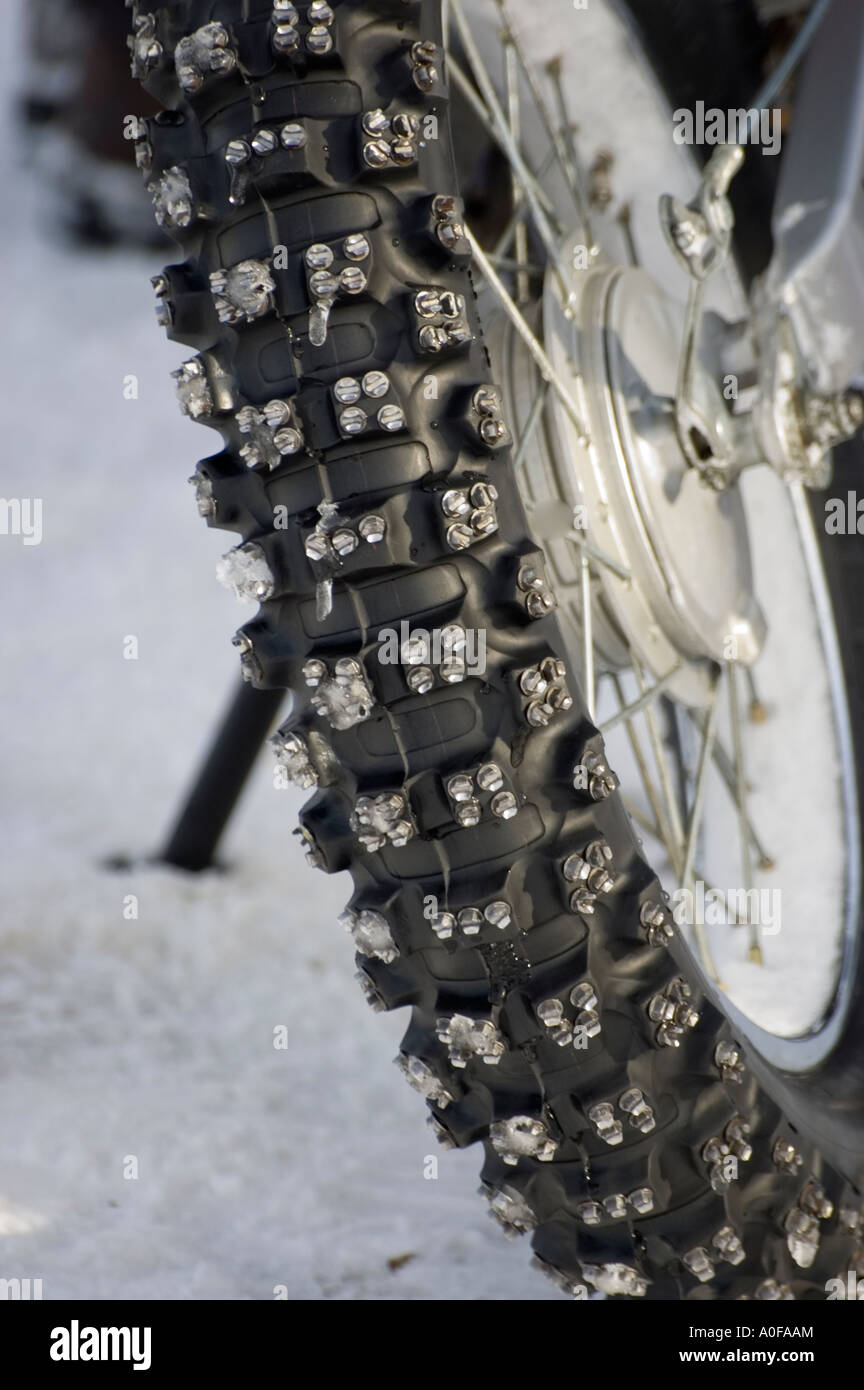 Porträtbild von Nieten Motorrad Reifen für Rennen auf Eis verwendet. Stockfoto