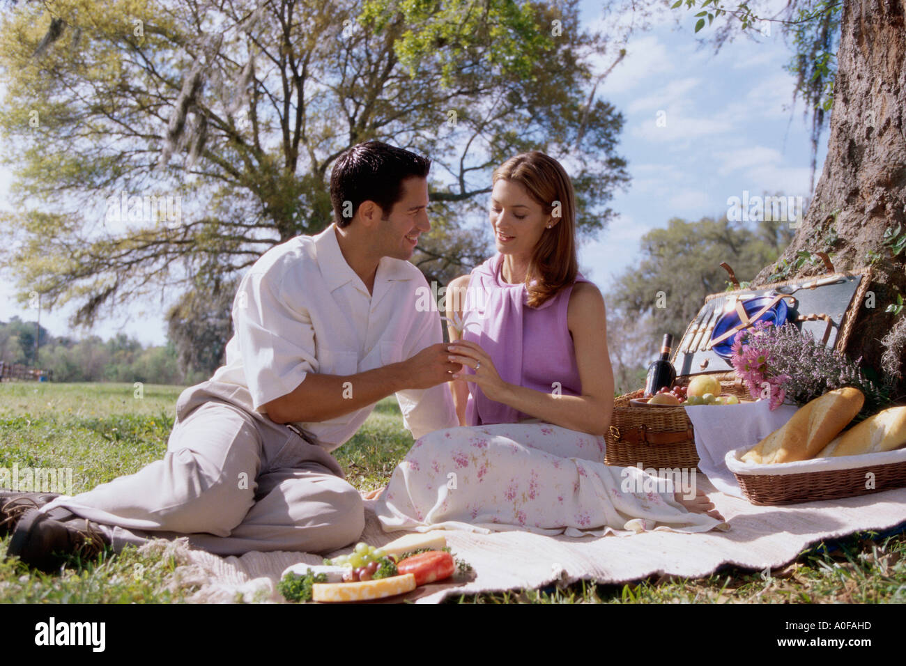 Junges Paar sitzen zusammen bei einem Picknick Stockfoto