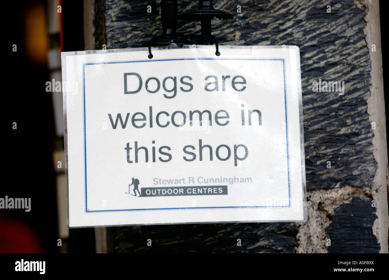 Hunde sind herzlich willkommen IN diesem SHOP Bekanntmachung im Snowdonia Dorf Betws y Coed Gwynedd North Wales UK Stockfoto