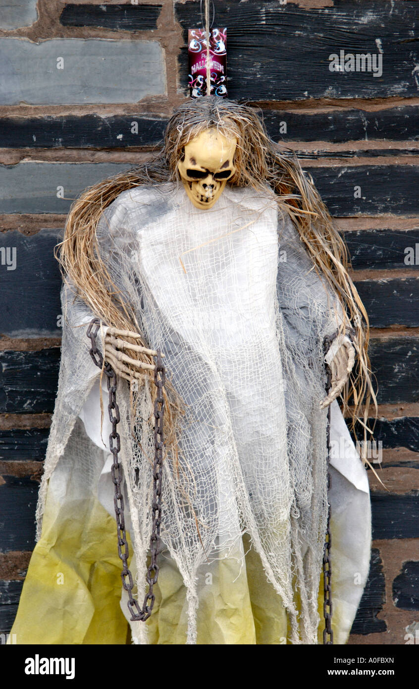 Halloween-Ghul hängen außen-Shop UK Stockfoto
