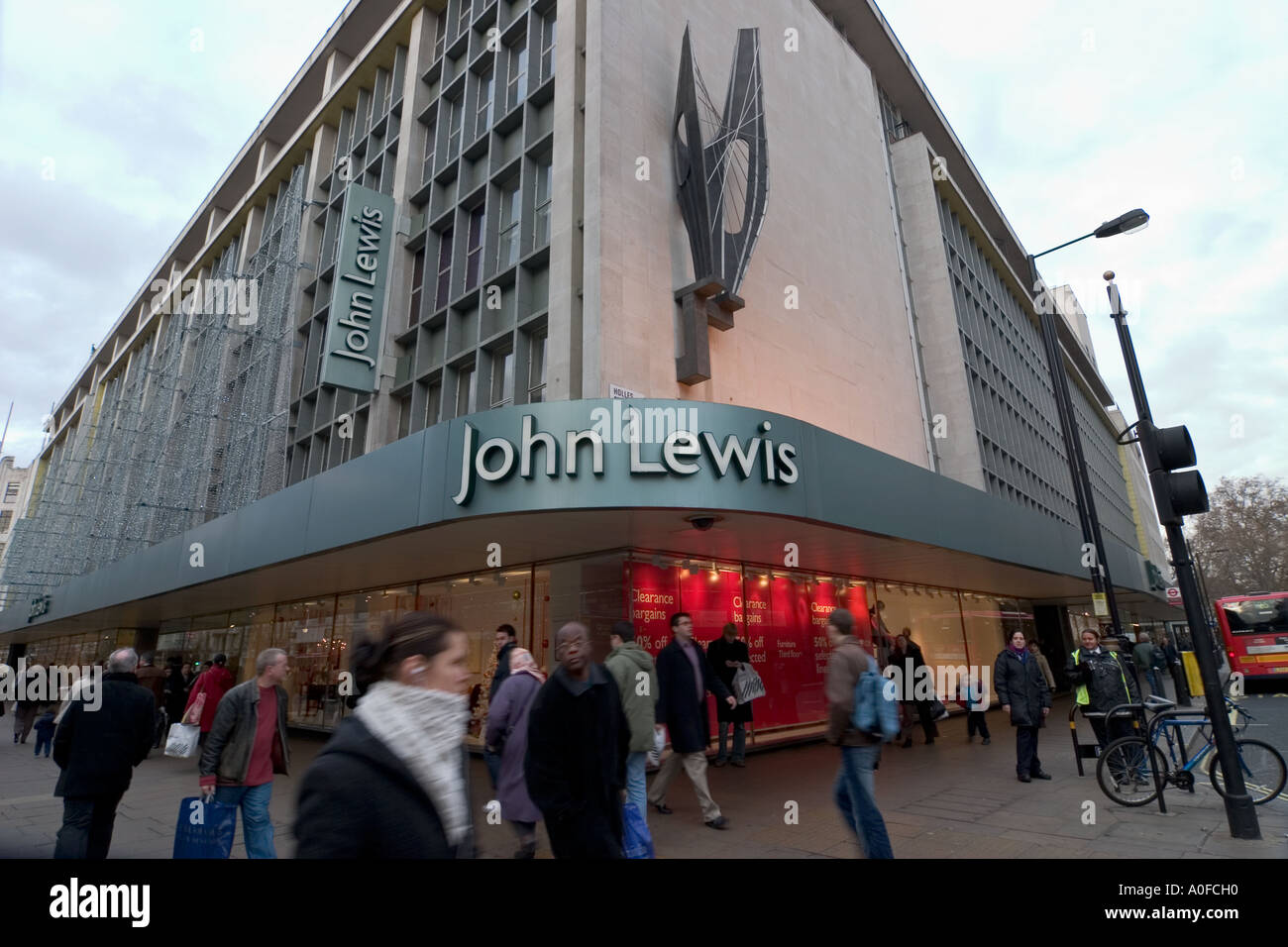 Käufer Fuß vorbei John Lewis Department Store auf der Oxford Street, London Stockfoto