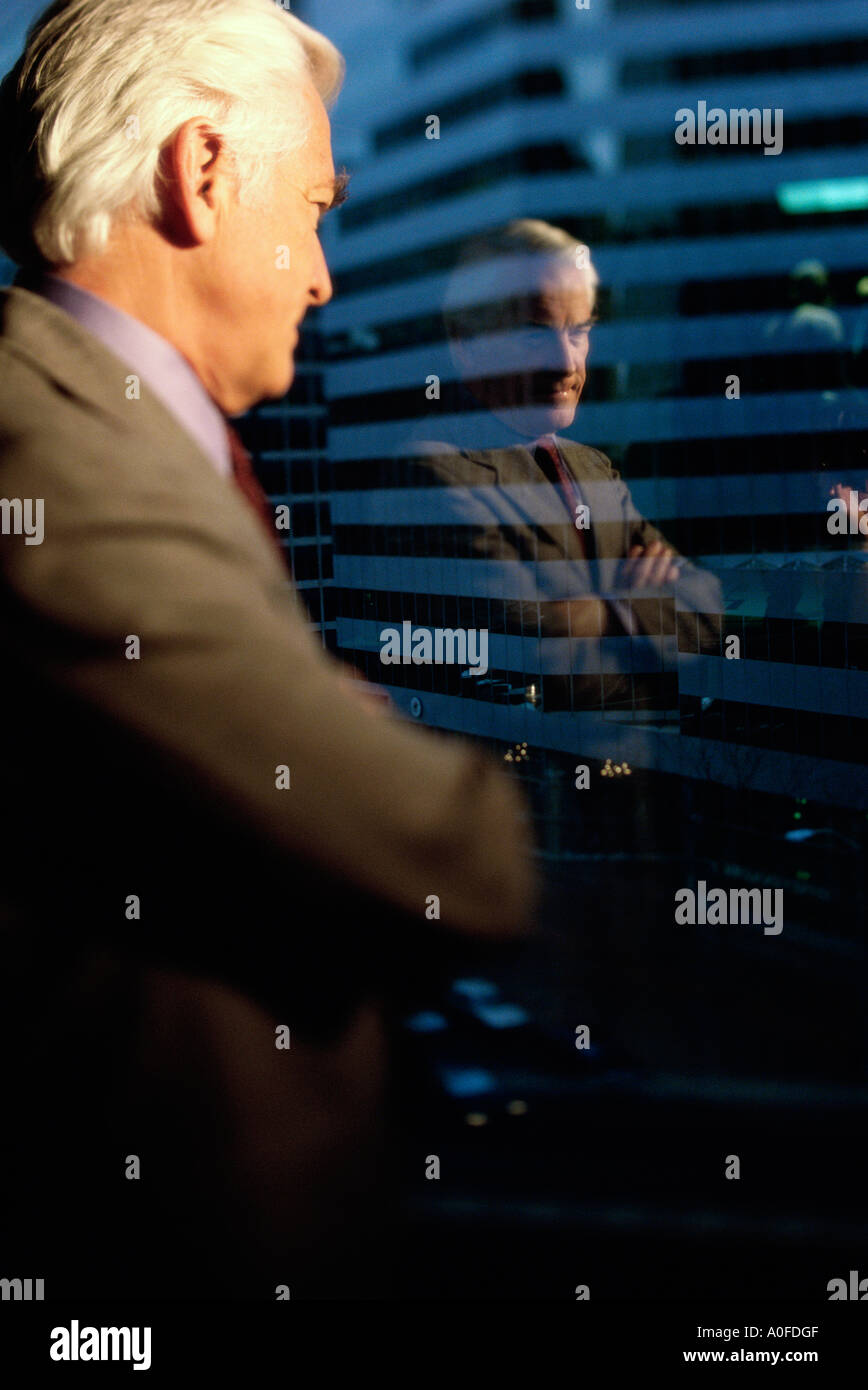 Geschäftsmann, Blick durch ein Fenster Stockfoto