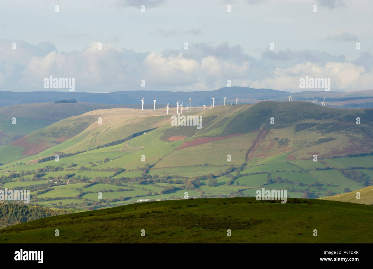 Blick über walisische Landschaft mit Windpark am Horizont nahe Llanidloes Powys Mid Wales UK Stockfoto