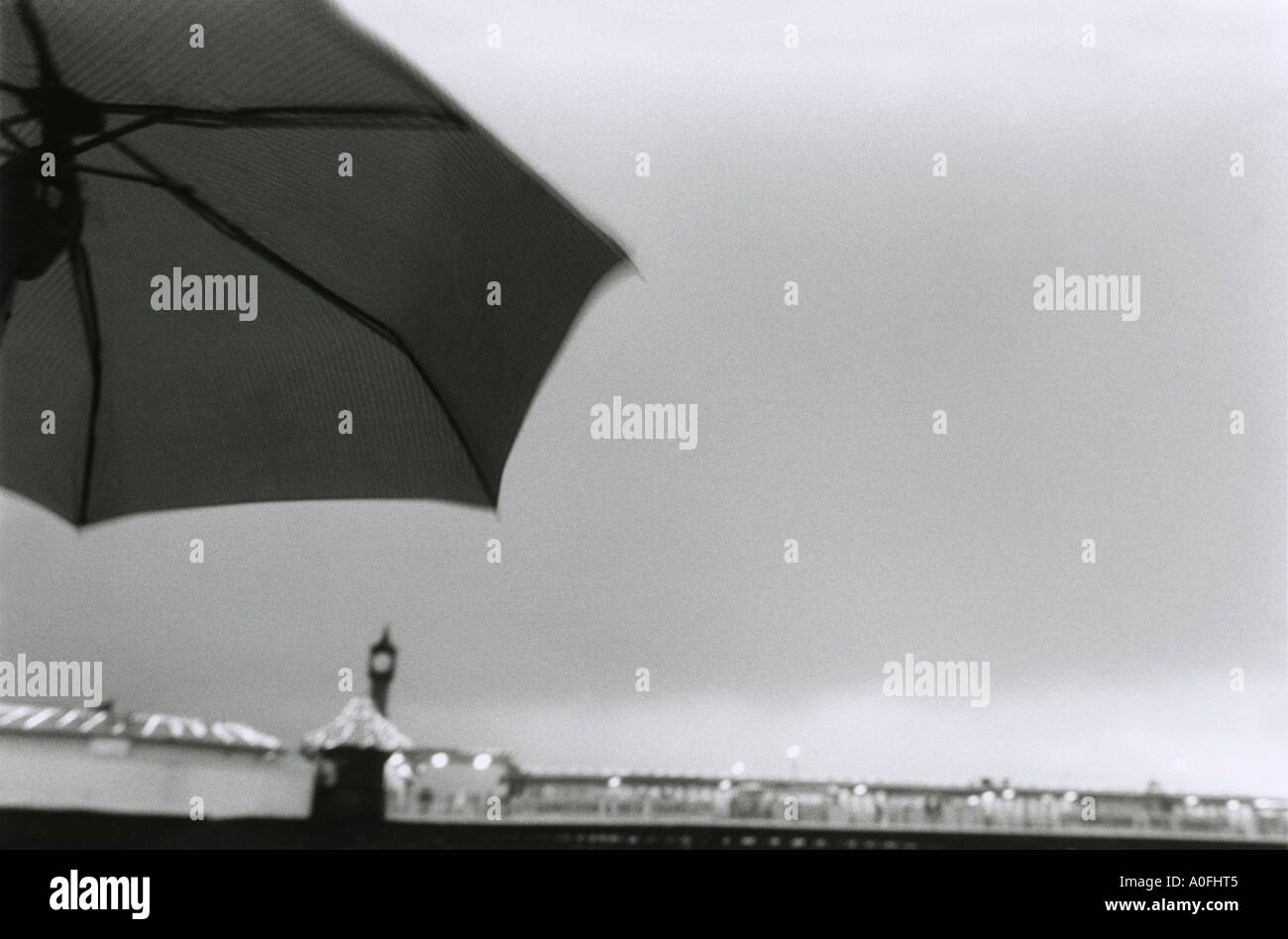 Regenschirm Pier Brighton England Stockfoto