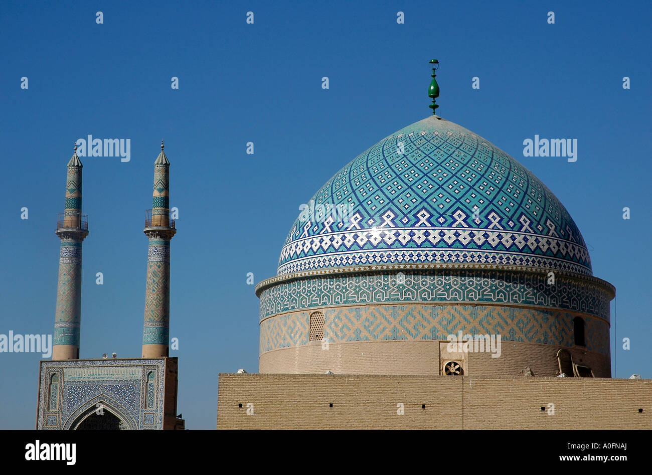 Die spektakuläre Jameh Moschee und einem anderen blauen Kuppel, architektonische Wunder in der Altstadt von Yazd, Iran. Stockfoto