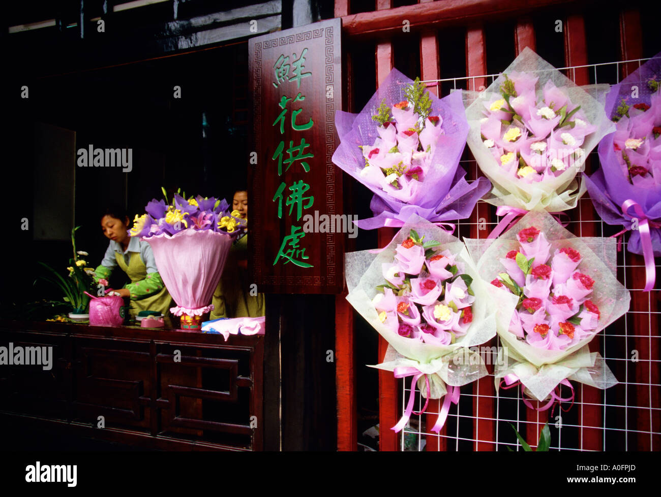 Chengdu, Sichuan, China - Wenshu Tempel Blume Stand Blumen für den Buddha Stockfoto