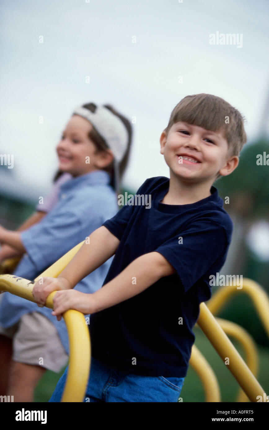 Porträt von zwei jungen, stehend auf einem Karussell Stockfoto