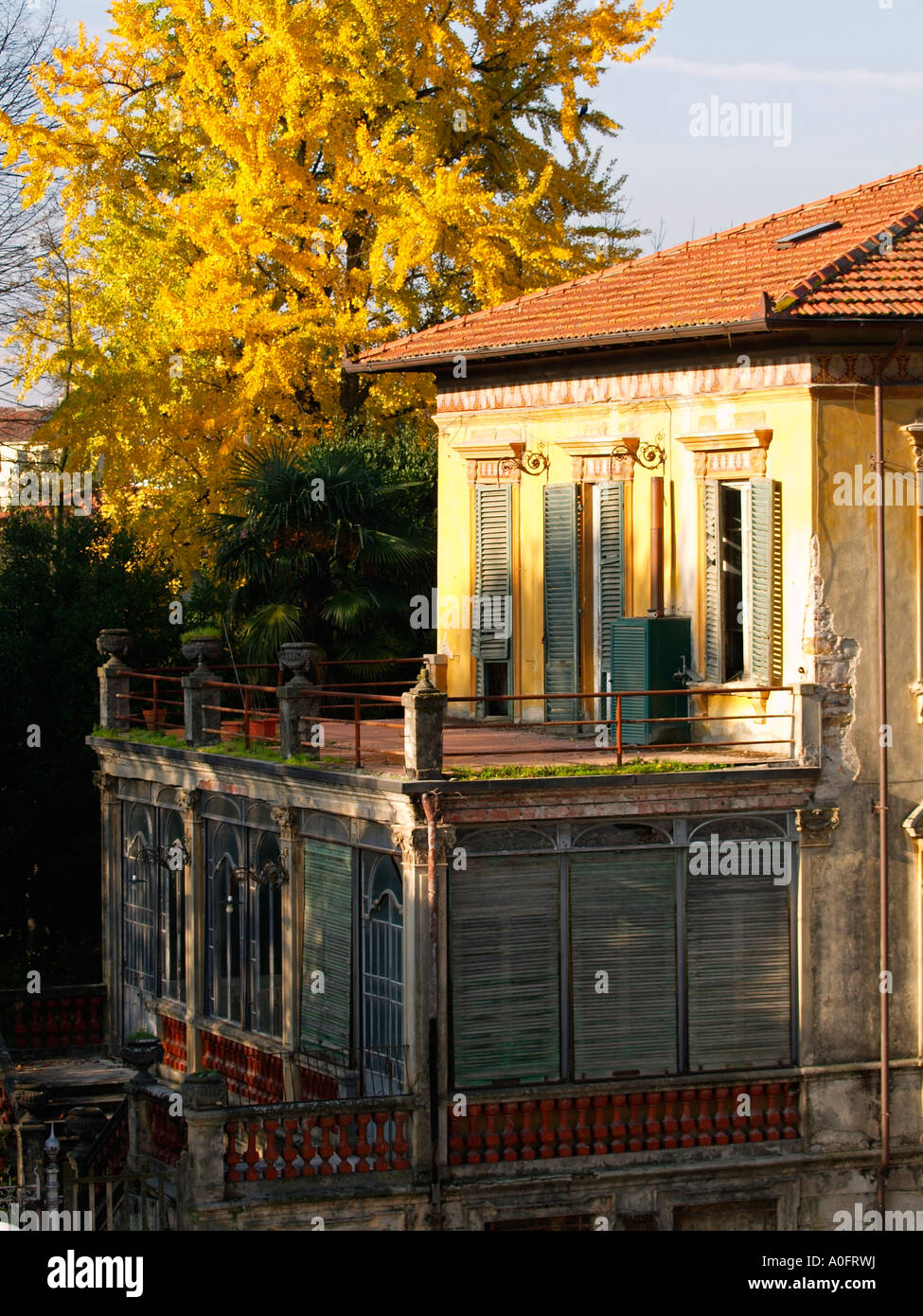 Couleur Locale in Lucca Toskana Italien mit alten Villa etwas renovierungsbedürftig Stockfoto