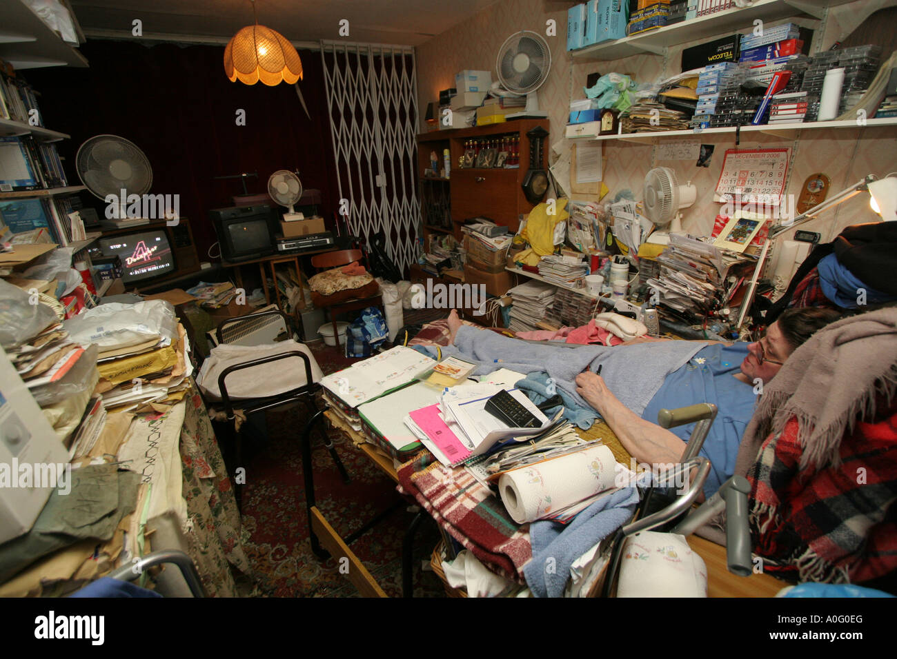 Deaktivierte ans Haus gefesselt Rentner Stockfoto