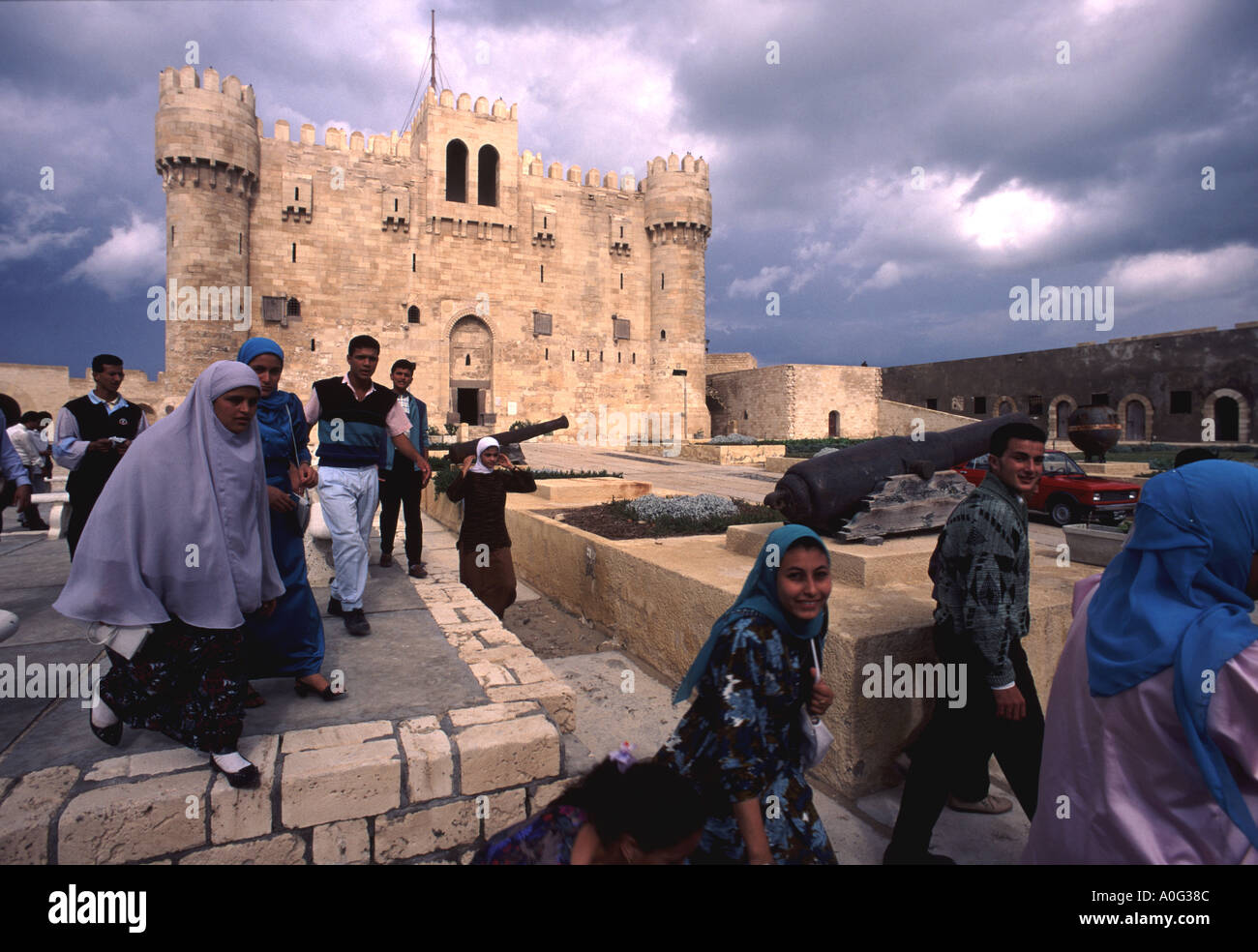 Ägyptische Besucher vor der Qat Bey Festung jetzt Maritime Museum in Alexandria Ägypten Stockfoto