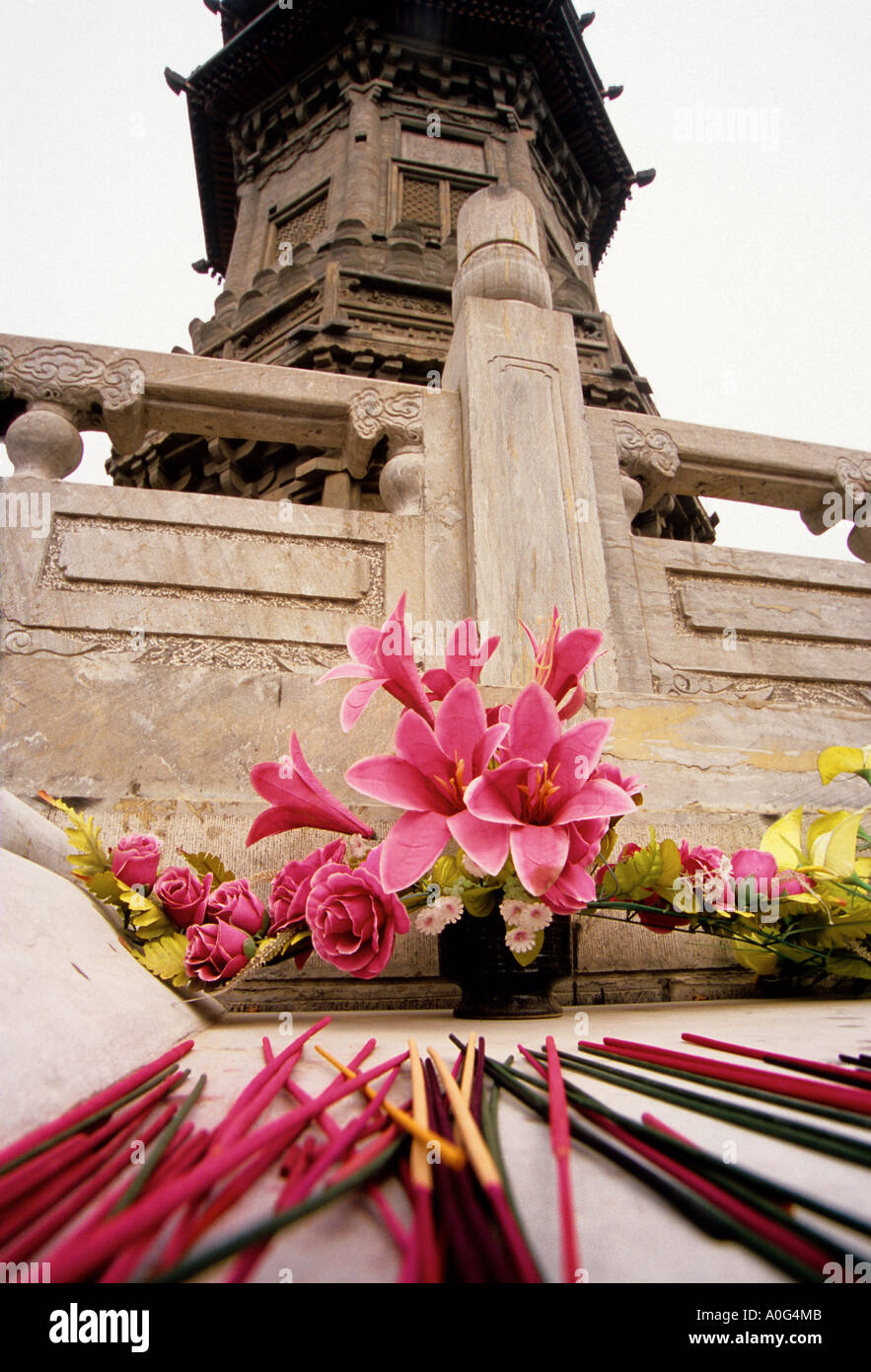 Shijiazhuang, Hebei, China - Blumen und Räucherstäbchen auf Basis der Jin-Dynastie Pagode im Bailin Zen-buddhistischen Tempel Stockfoto