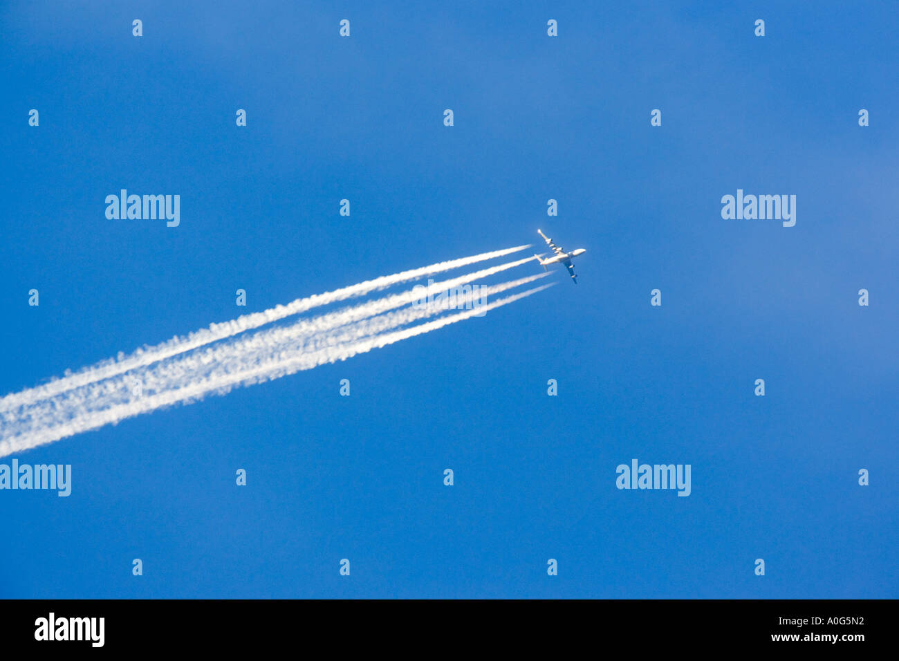 Flugzeug-Kondensstreifen gegen schönen blauen Himmel norfolk Stockfoto