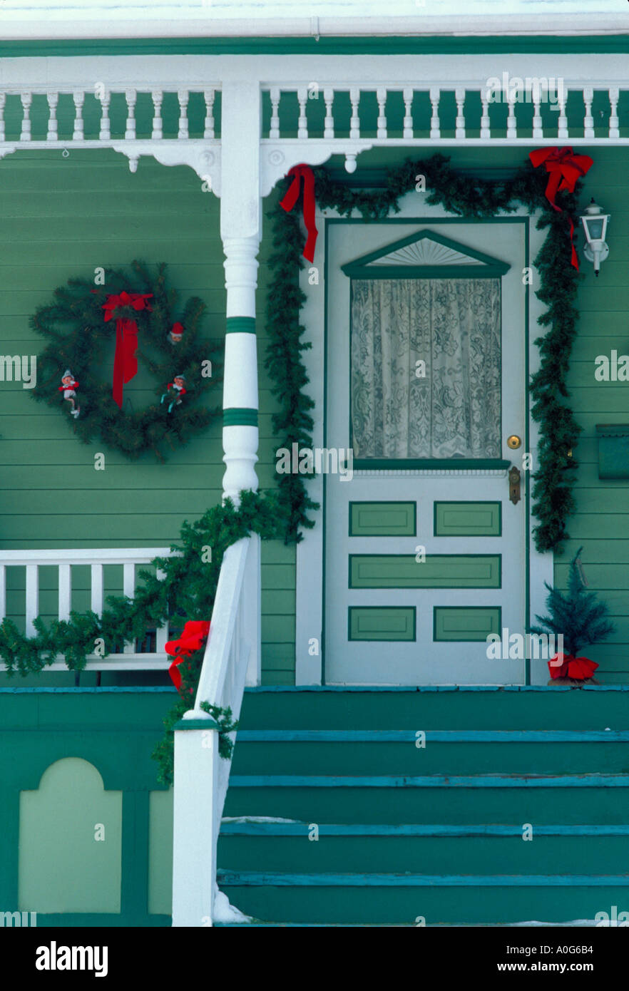 Grün lackiert viktorianischen Haus mit Veranda und Tür für Weihnachten dekoriert in Missouri Stockfoto