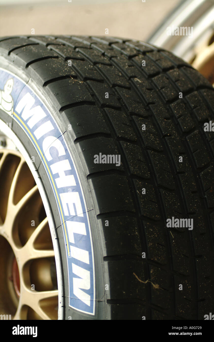 Autoreifen nassen Wetter glatt Hitze Traktion Griff Reibung Kautschuk tragen Aquaplanelight Gewicht Rennen Rennsport Auto Sport motor auto Stockfoto
