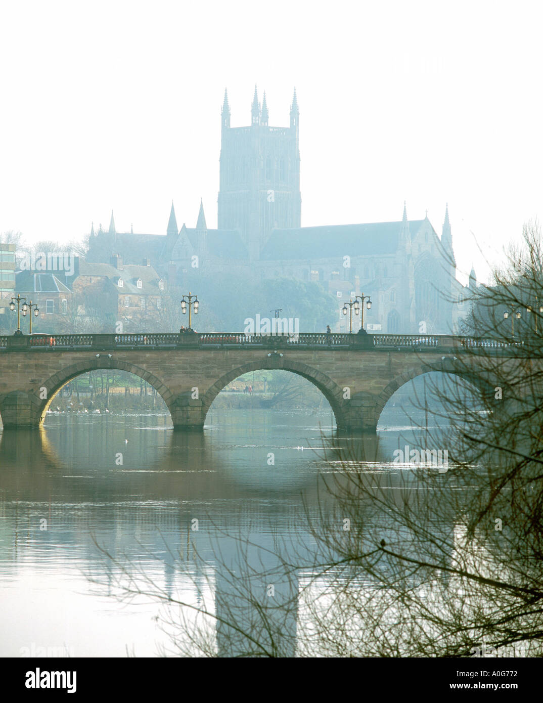 Worcester Kathedrale und Brücke über den Fluss Severn Worcestershire England Stockfoto